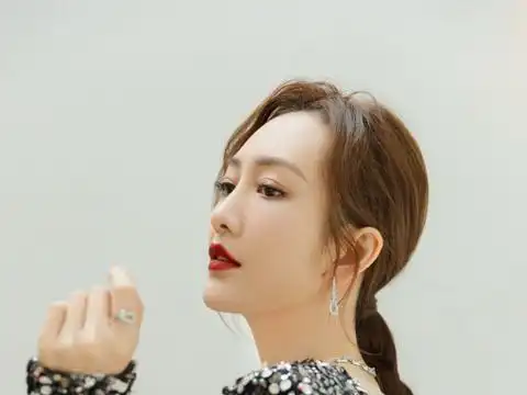 王鸥亮片深v长裙秀身材!光滑美背太性感,腰好像只有一掌粗