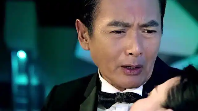 澳门风云3发哥真是太帅了扑克牌做飞镖赌神不是白叫的