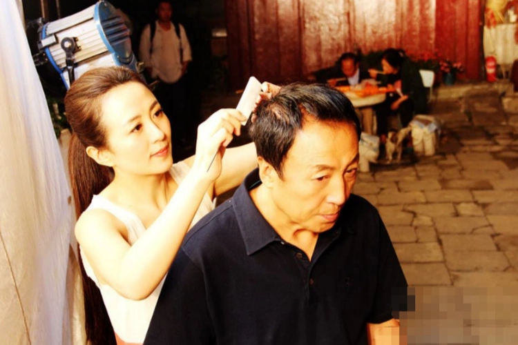 演员杨童舒34岁意外怀孕嫁圈外老公生一子生活平凡却很幸福