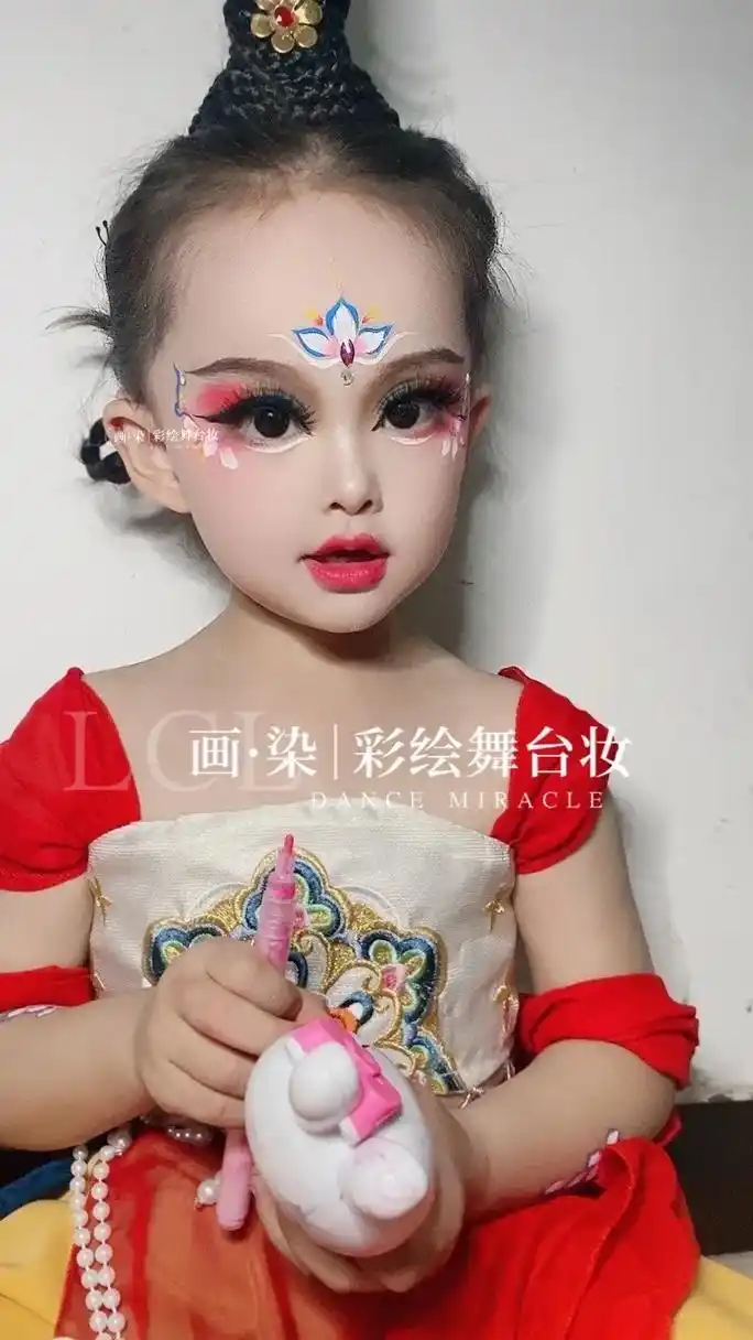 敦煌飞天类舞蹈妆容分享.细节图来喽#儿童舞台妆 #儿童舞台妆 - 抖音