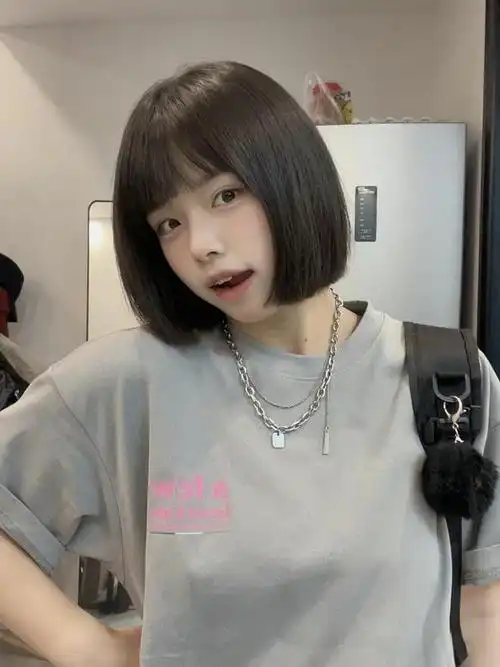 短发女生的时尚秘诀:"一刀切"发型打造清爽干练形象|脸型|卷发|圆脸