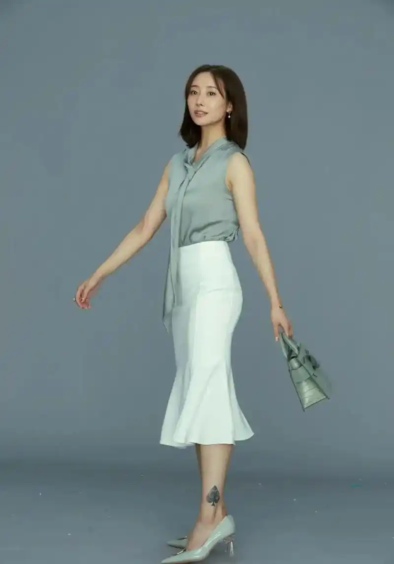 酷似王鸥的女演员李纯在一组写真中刻意露出纹在左脚的黑桃78纹身