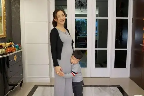 脸书晒一家四口照黄少祺宣告老婆再怀孕