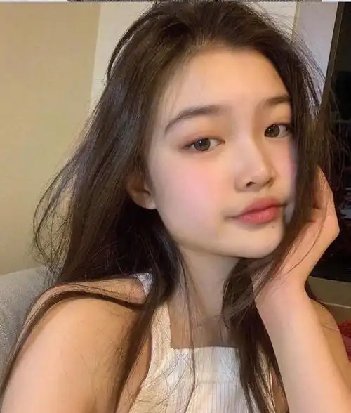 15岁北京小妞走红网络,穿衣简约时髦一张混血脸,五官大气甜美