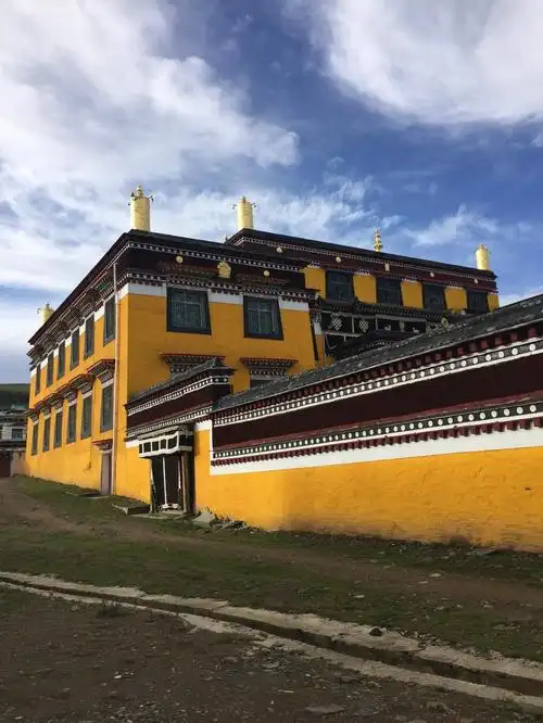 达扎寺位于若尔盖县城,是一座有三百多年历史的格鲁派藏传寺庙.