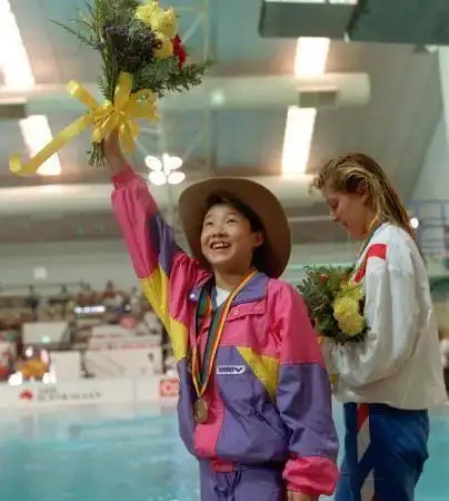 跳水女皇伏明霞15岁女儿照片曝光!长大变漂亮了,很像伏明霞