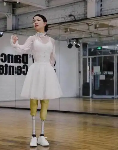 12年前,在汶川地震中失去双腿和女儿的廖智,如今怎么样了?